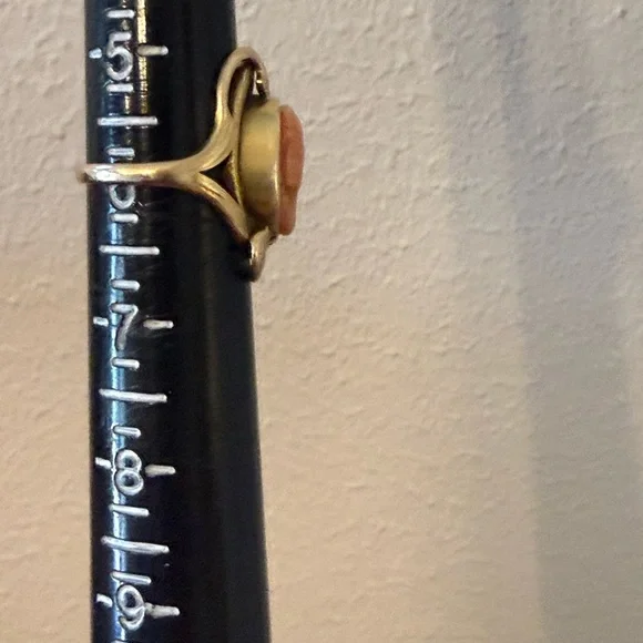 Estate yellow Gold diamond and Coral Cameo Ring 8.3 grams - Picture 5 of 7